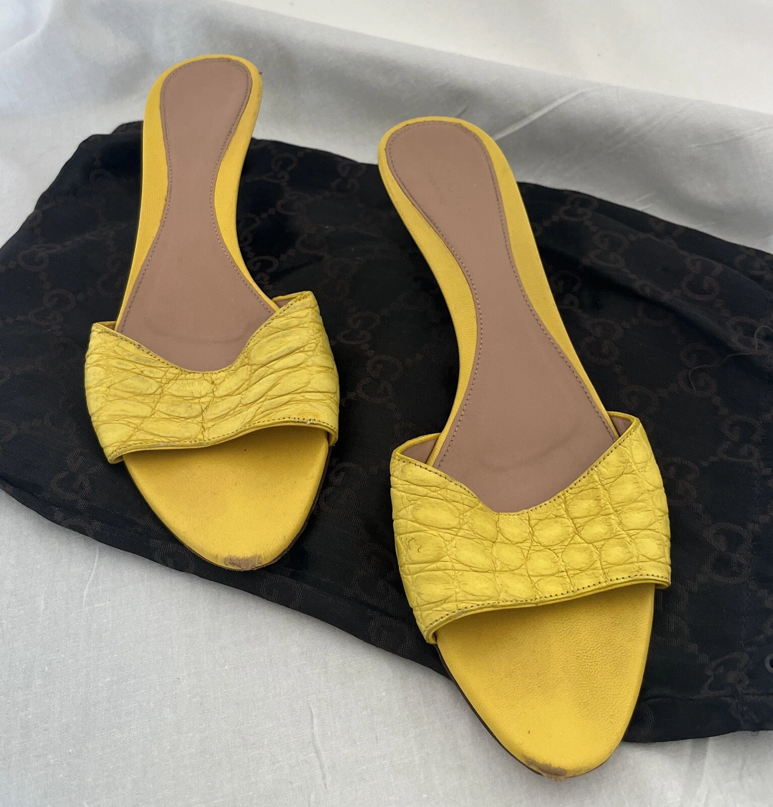 Vintage Gucci cuir jaune alligator talon chaton en relief avec sac à poussière 6,5 / 36,5