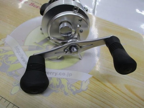 Carrete de baitcast Shimano's Ocea Calcutta 200 HG mano derecha caza mayor pesca usado - Imagen 2 de 7