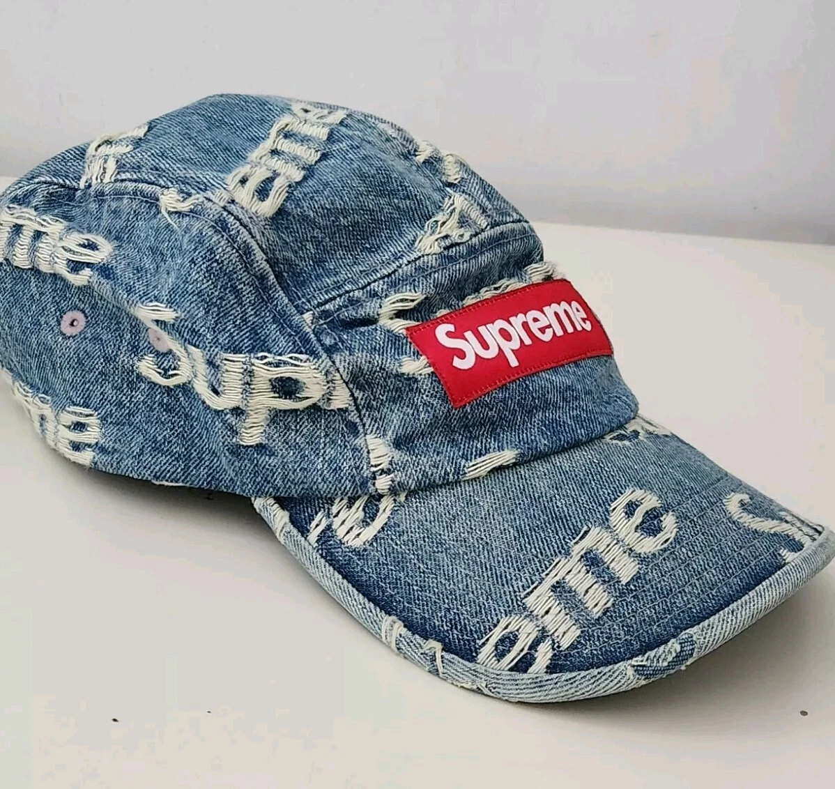 Casquette de camp en denim logo effiloché suprême SS21 chapeau bleu neuf logo boîte rouge
