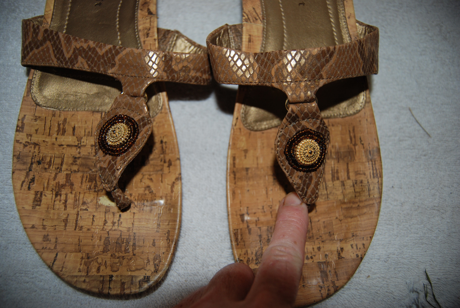 APL Sandali infradito EASY SPIRIT modello finta pelle di serpente marrone dorato con accento perline 9 5
