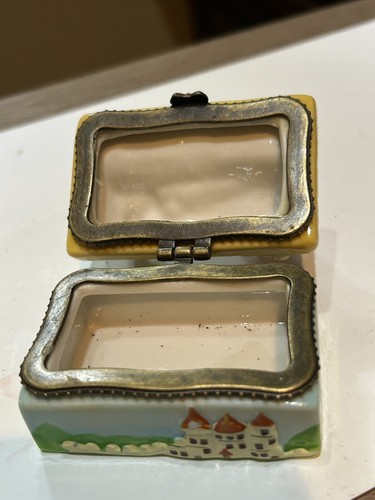 Miniature approx 2 ½ " Sleeping Beauty & Prince trinket box Porcelain Ceramic ? - Picture 3 of 6