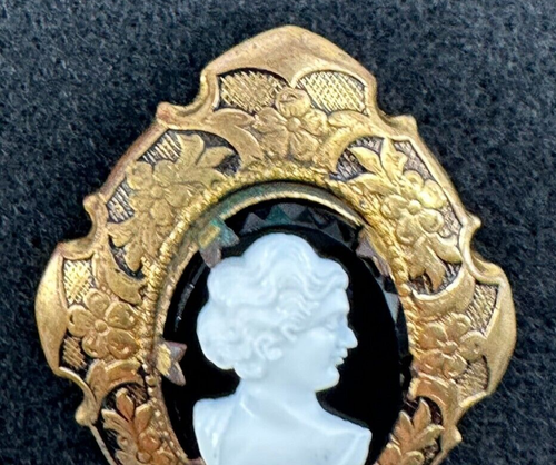 Broche prendedor de diosa camafeo de vidrio negro floral en relieve tono dorado renacimiento victoriano - Imagen 4 de 8