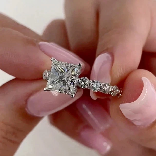 Anillo de compromiso de diamantes de corte princesa de 3 quilates enchapado en oro blanco de 14 quilates Foto 2 de 4