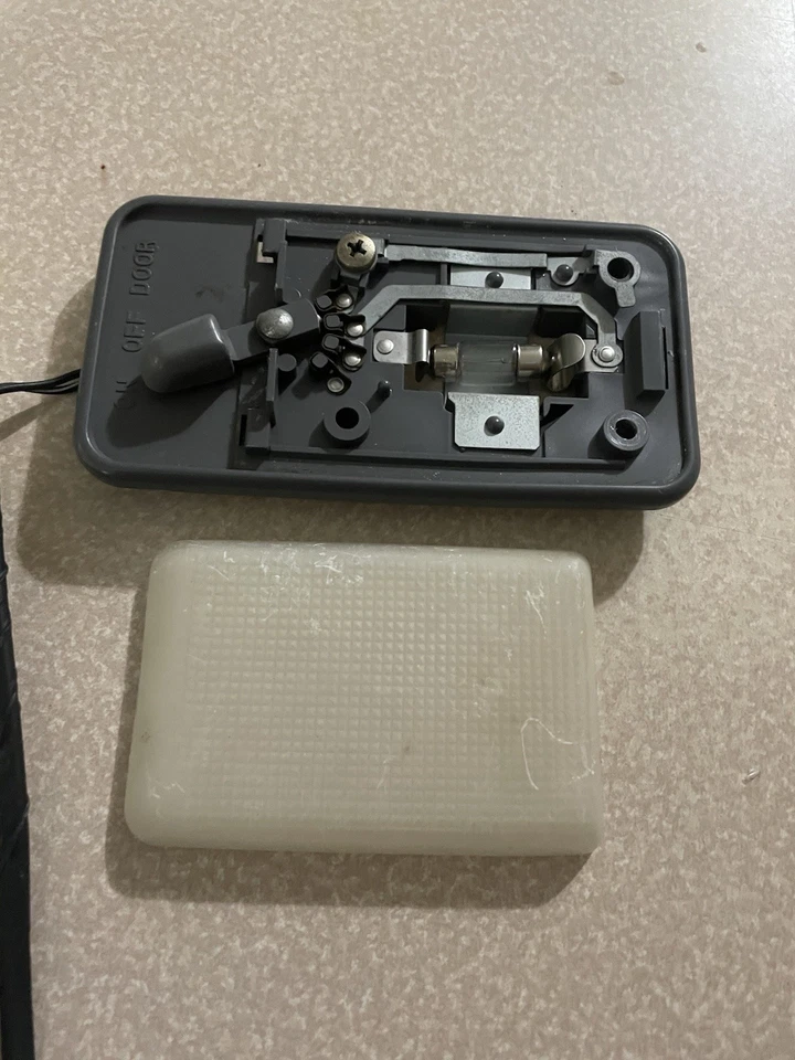 1996 - 2002 年丰田塔科马 2000 - 2005 年 Scion Xb 后圆顶灯总成灰色 — 第 3/3 张图片