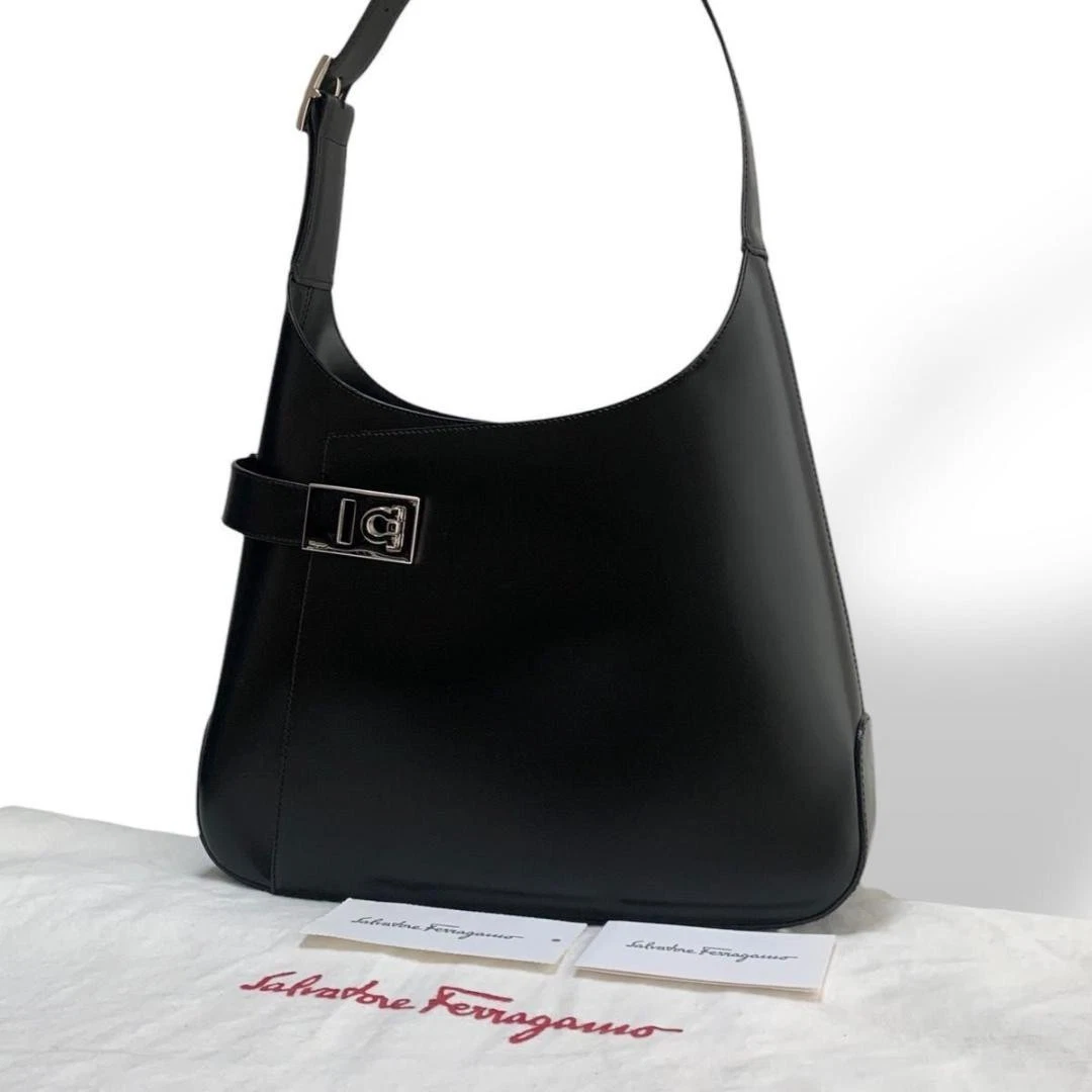 バッグ feragamo vintage shoulder bag Salvatore Ferragamo Vintage Gancini Shoulder Bag Black