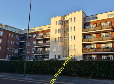 Foto 6x4 Riverside Drive auf der Golders Green Road Hendon \/TQ2389 It backs o c2016
