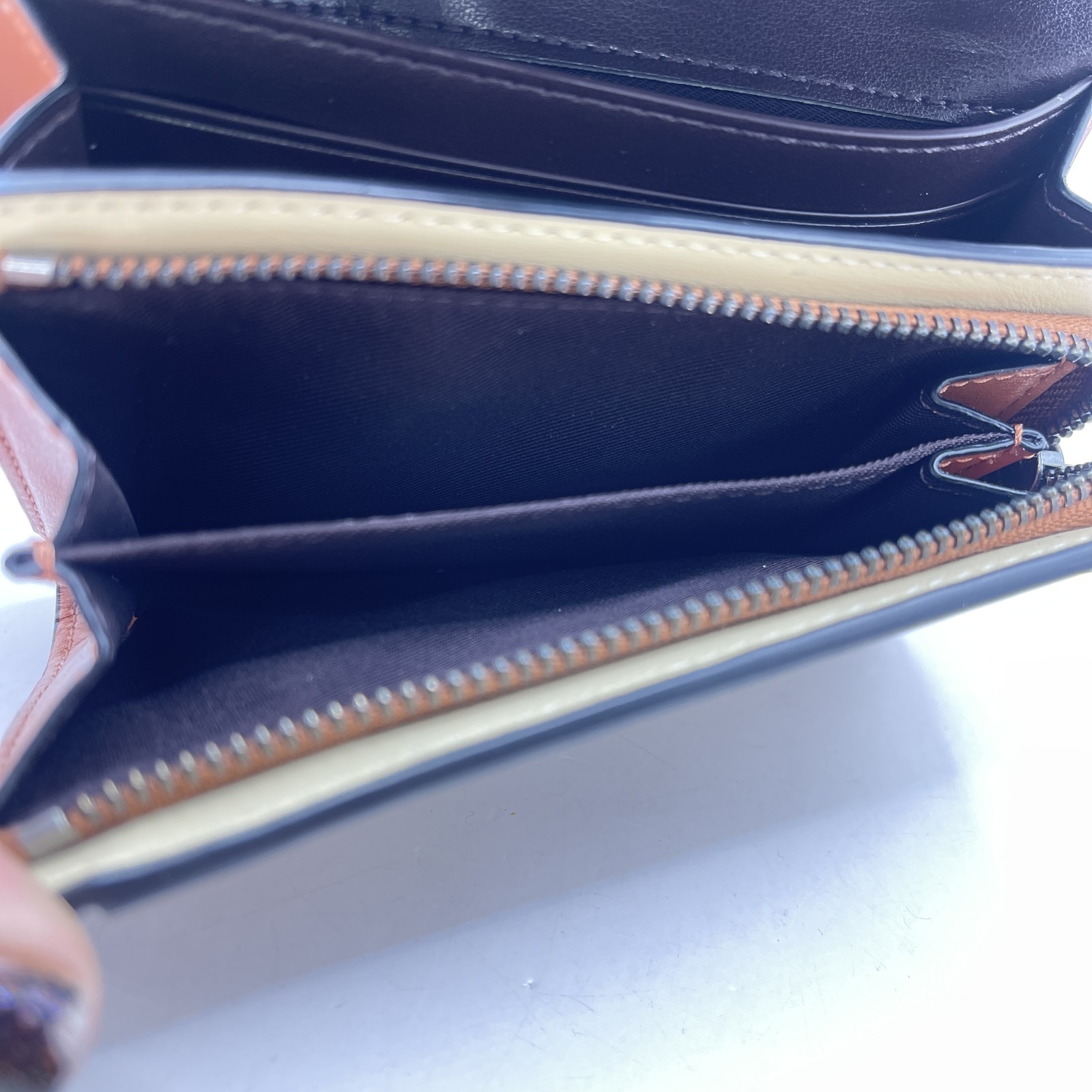 Coach Womens Hutton Colorblock Turn Lock Wallet Leather Black/Beige Pre-Owned thumbnail 12