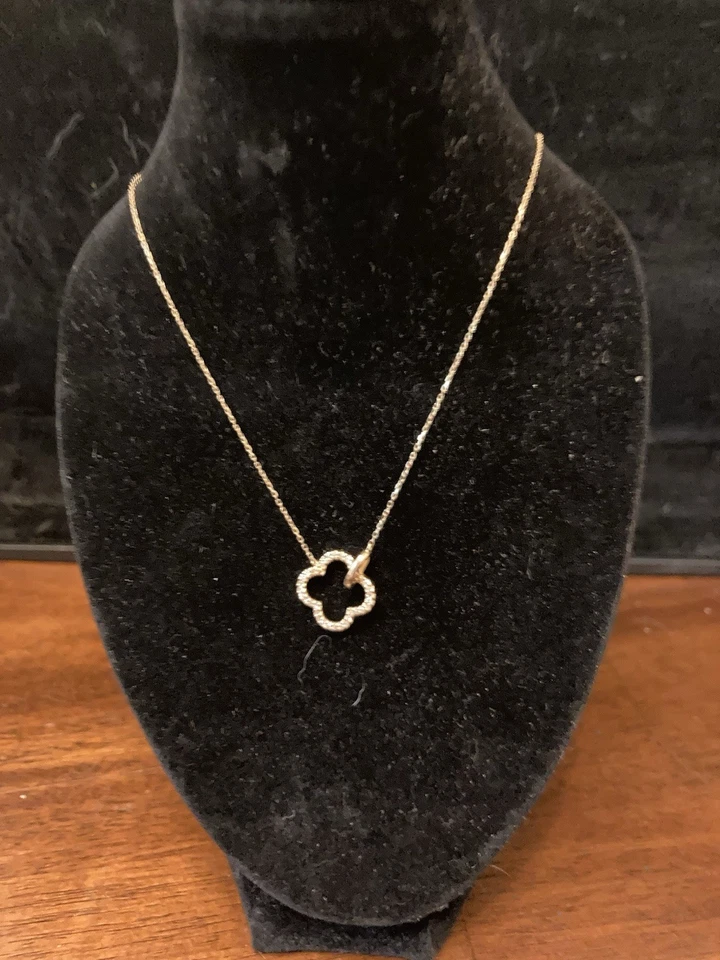 Collar de diamantes de cuatro hojas de trébol de la suerte en oro rosa de 14 quilates 1/10 Ctw de diamantes Foto 2 de 4