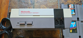 Nintendo NES Console Bundle Lot 2 Controllers - Zapper - 15 games - Clean