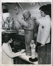 1959 Press Photo Webster College Sophomores at St Louise makin Statue,