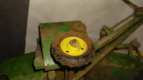 John Deere Combine Replica Toy 1/16 Post-War Antique Lots of patina - Picture 8 of 15