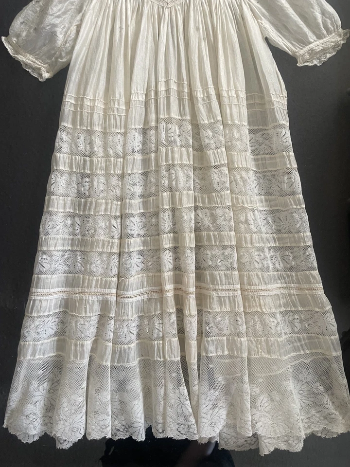 Vestido de bautizo antiguo enmarcado Foto 3 de 4