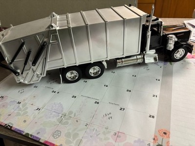 1/32 NEW RAY USED BLACK& SILVER  KEN W 900 GARBAGE  TRUCK, NO PACKAGING # C 243