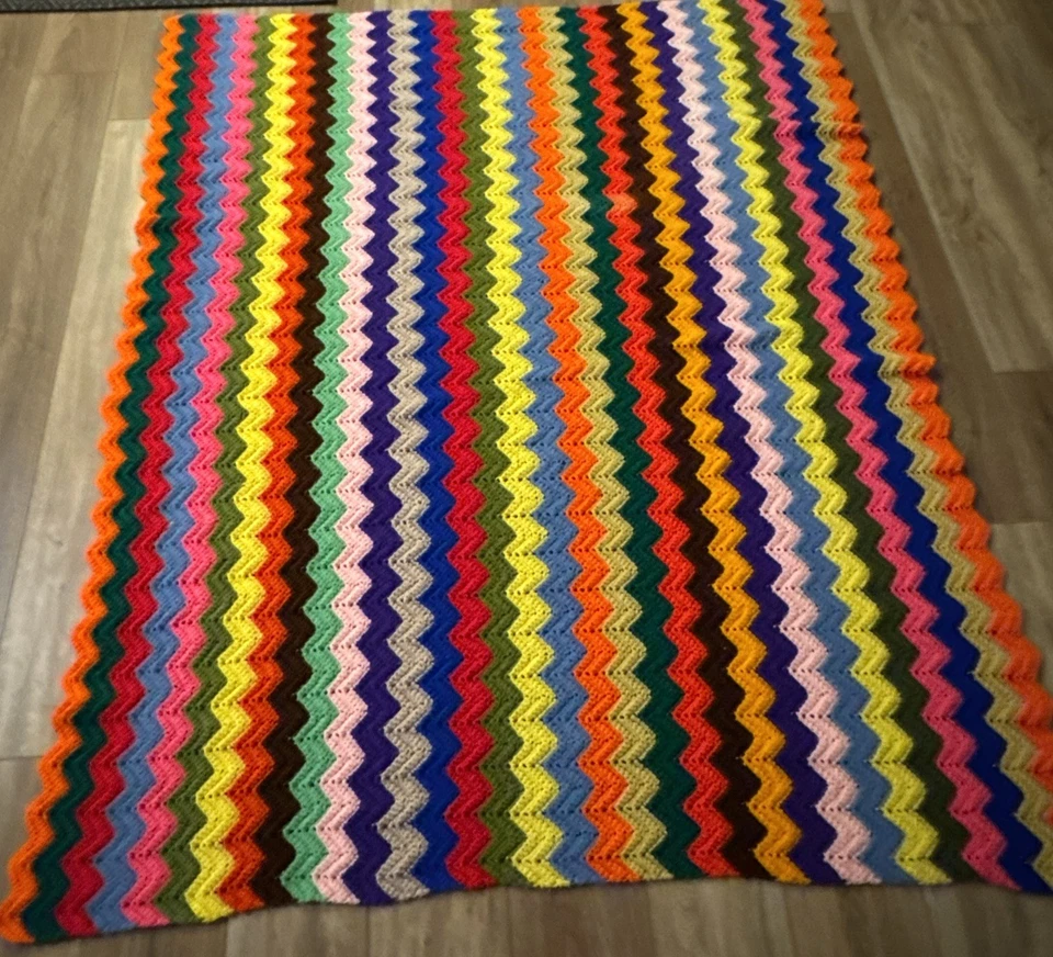 Manta tejida a mano vintage años 70 afgana colorida diseño Chevron crochet 68X58 Foto 4 de 4