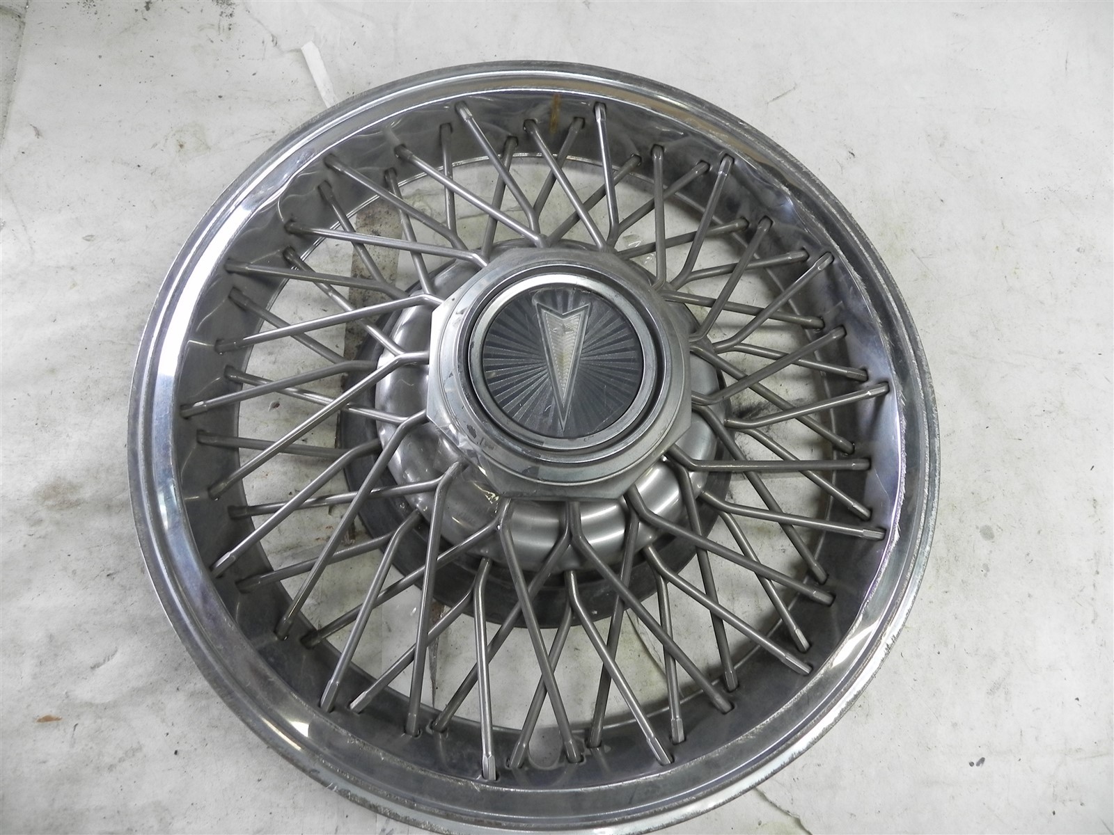 Vintage 14 Inch Pontiac Wire Wheel Hub Cap Classic Auto Wheel Cover Cool Retro
