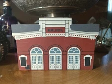 1987 cats meow village. Series V. Markethouse wood block. Joline '90  