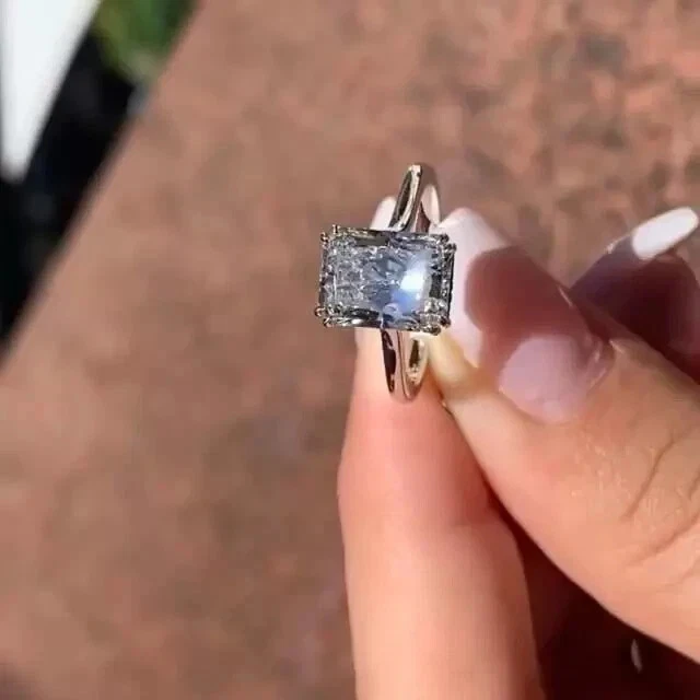 Anel de noivado solitário folheado a ouro branco 14K corte radiante criado em laboratório 2,50 CT - Imagem 4 de 4