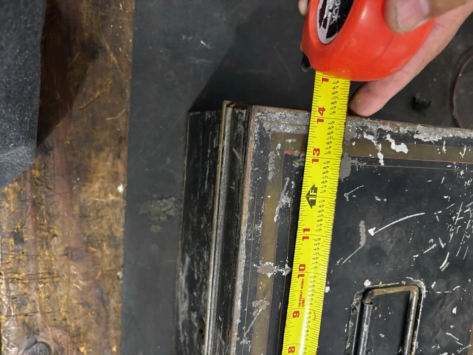 Antigua caja de almacenamiento de metal rústica antigua de colección caja fuerte antigua agujero para llaves Foto 3 de 4