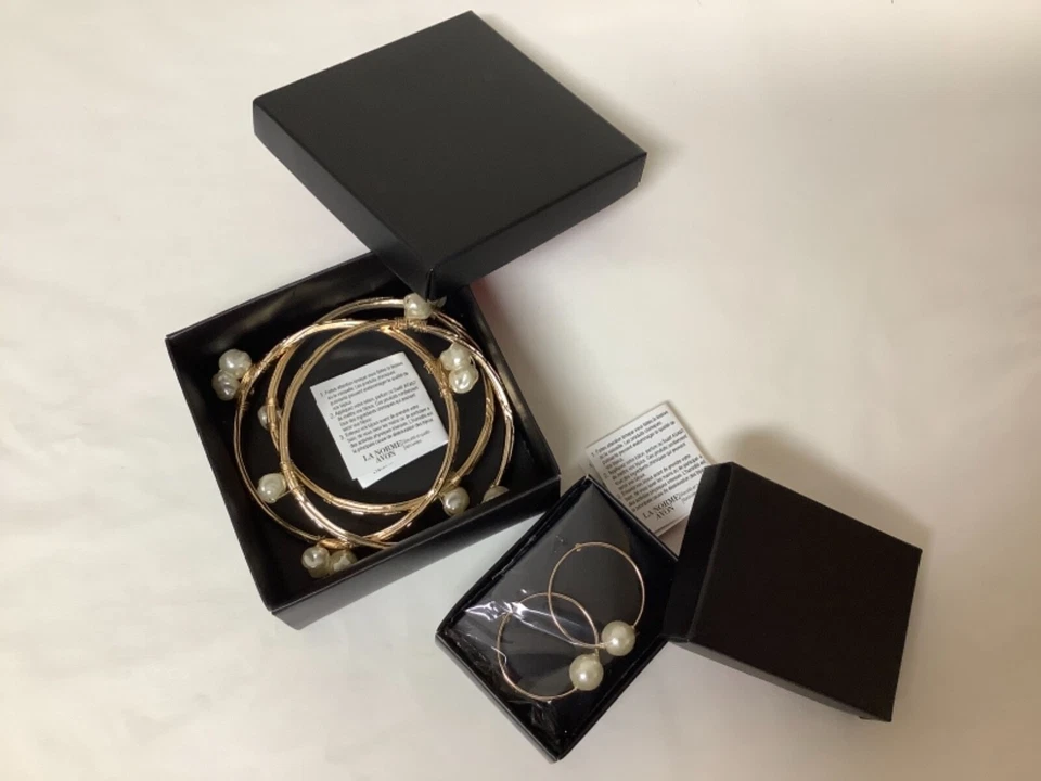 Conjunto de brazalete envolvente de alambre de perlas de imitación de elegancia moderna Avon y pendientes de aro nuevo regalo Foto 2 de 4