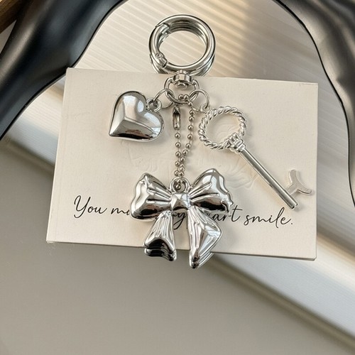 Stylish Bowknot Pendant Keychain with Silver Heart Adornment for Keys and Bags - Zdjęcie 4 z 8