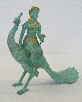 Thai-Bronze-Figur  Göttin mit Lotusblume auf Pfau    Bankok-Stil   grüne Patina.