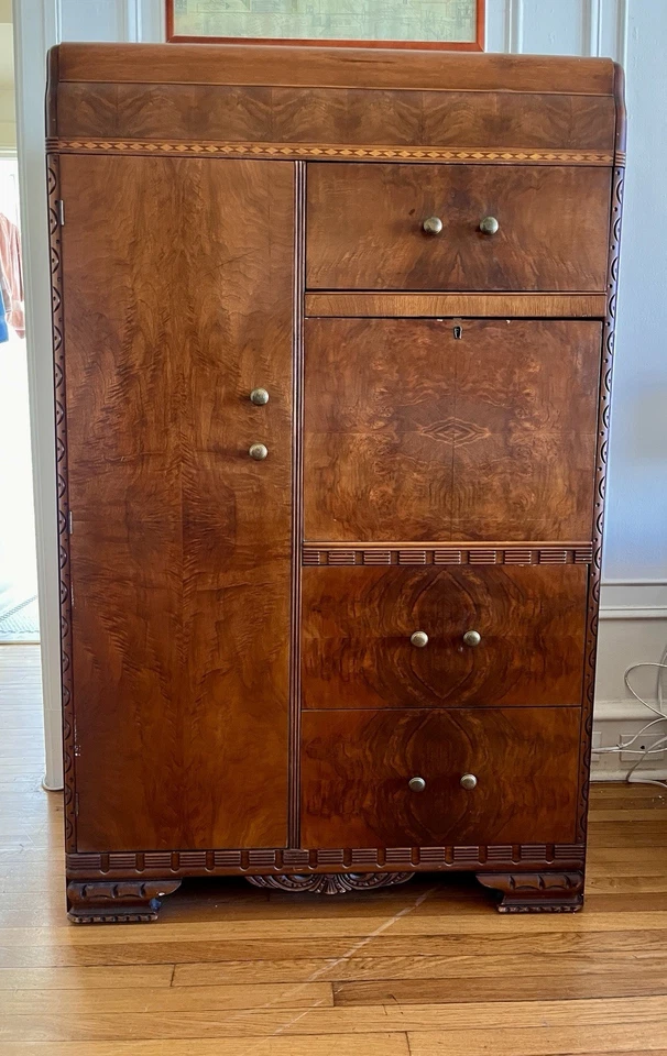 Chiferobe/armario Art Deco de nogal con borde de cascada + interior de cedro Foto 2 de 4
