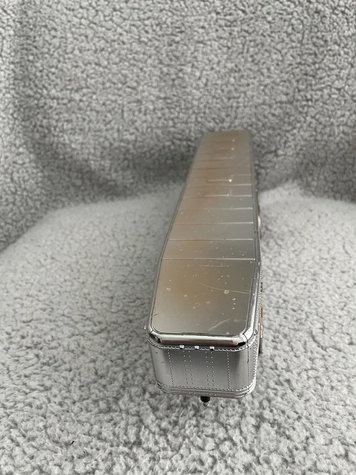 New-Ray 1/32 Fifth Wheel Tri - Axle Plastic Horse Trailer - Image 3 of 4