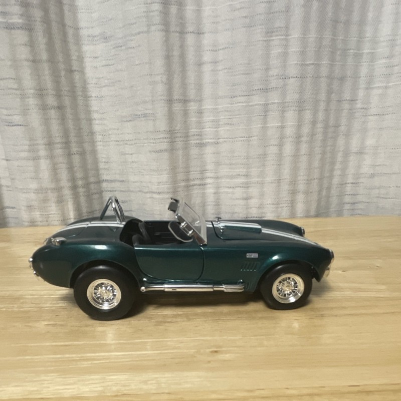 Shelby Cobra 427 S/C 1965 1:24 Diecast Green Silver Car White Stripes