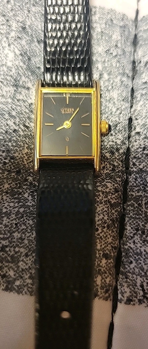 Citizen Quartz watch with a rectangular gold-tone… - image 3