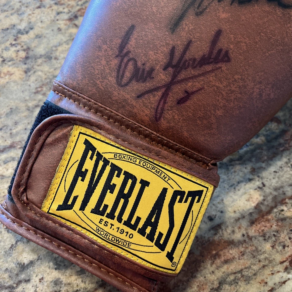 JSA Authentic Julio Cesar Chavez & Erik Morales Signed  Everlast Boxing Glove - Image 2 of 4