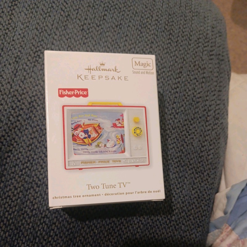2012 Hallmark Keepsake Ornament Fisher Price Two Tune TV Radio