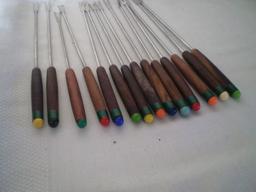 SET OF 14 FONDUE FORKS - STAINLESS STEEL- WOODEN HANDLES - DIFFERENT COLORS - Picture 3 of 4