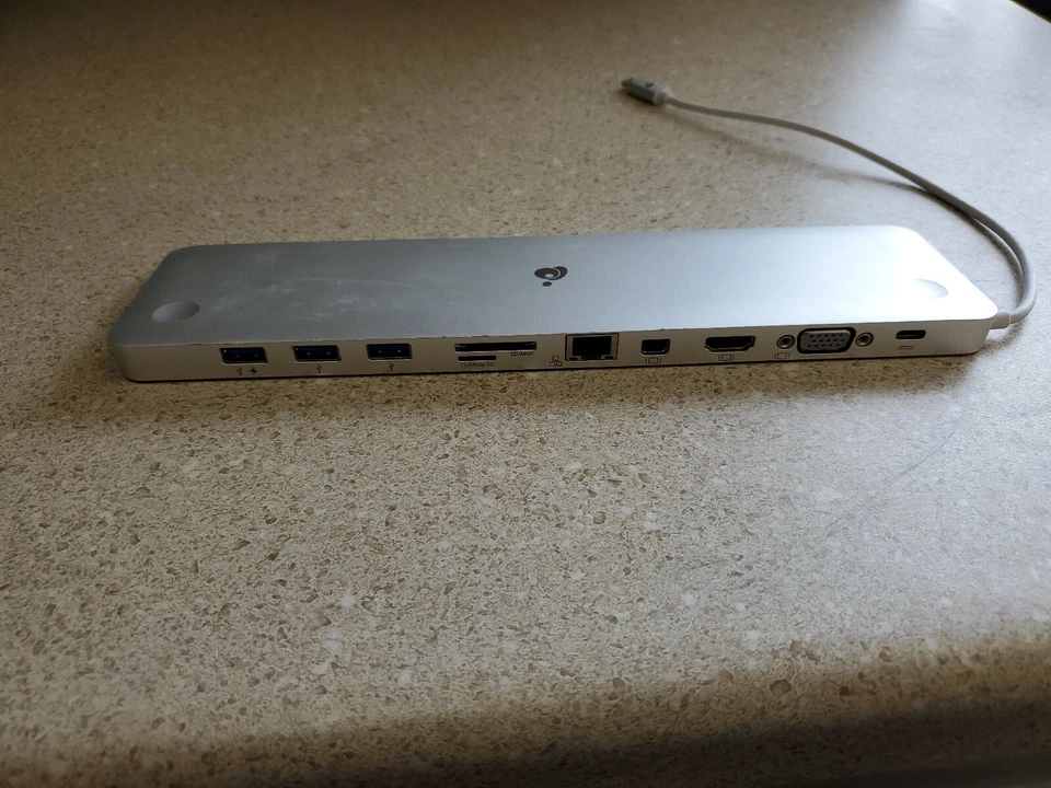 Estación de acoplamiento USB-C ultra delgada IOGEAR con paso de entrega de energía - plateada Foto 2 de 4