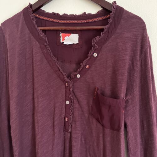 Anthropologie Vino Borgoña Volantes Borgoña Y2K Henley - Pequeño - Imagen 3 de 9