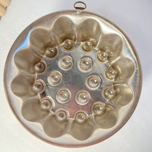 Vintage Jello Mold Decorative Wall Hangers Lot of 2 Pinkish Copper Tone Ornate - Picture 3 of 9