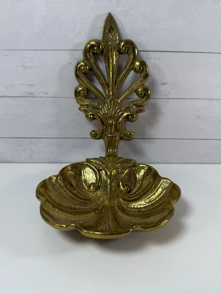 Jabonera vintage de latón con forma de carcasa montada en la pared  Foto 2 de 4