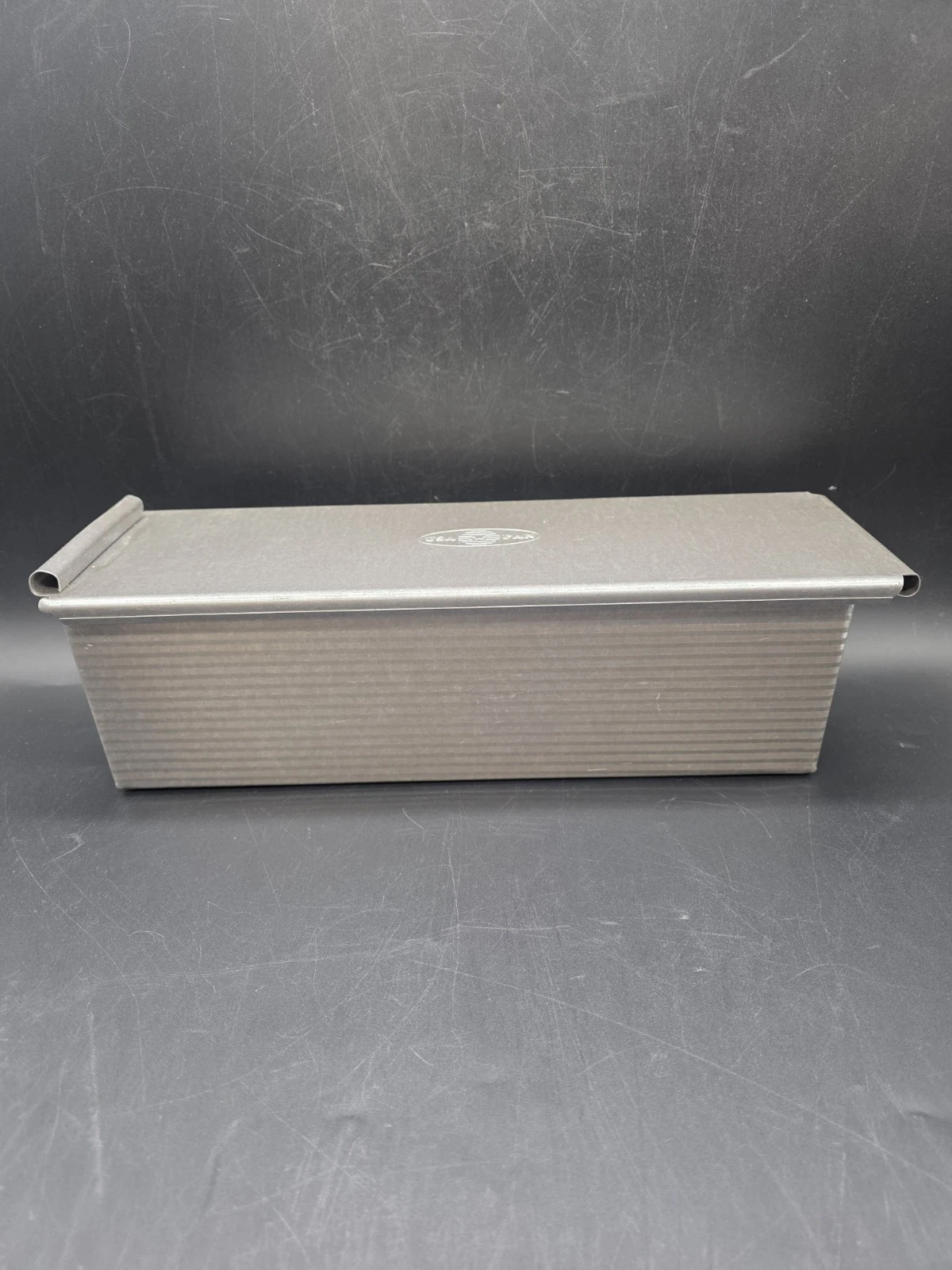 USA Pan Pullman Loaf Pan with Cover 13x4 1/2 x4 inch Nonstick