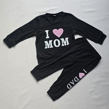 Mädchen-Set: Bluse und Hose mit dem Aufdruck „I LOVE MOM I LOVE DAD“. Gr.80-86