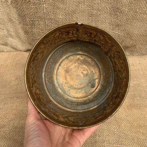 Vintage Round Brass Claw Foot Planter Embossed Roses Flowers 6" Made in England - Imagen 4 de 8