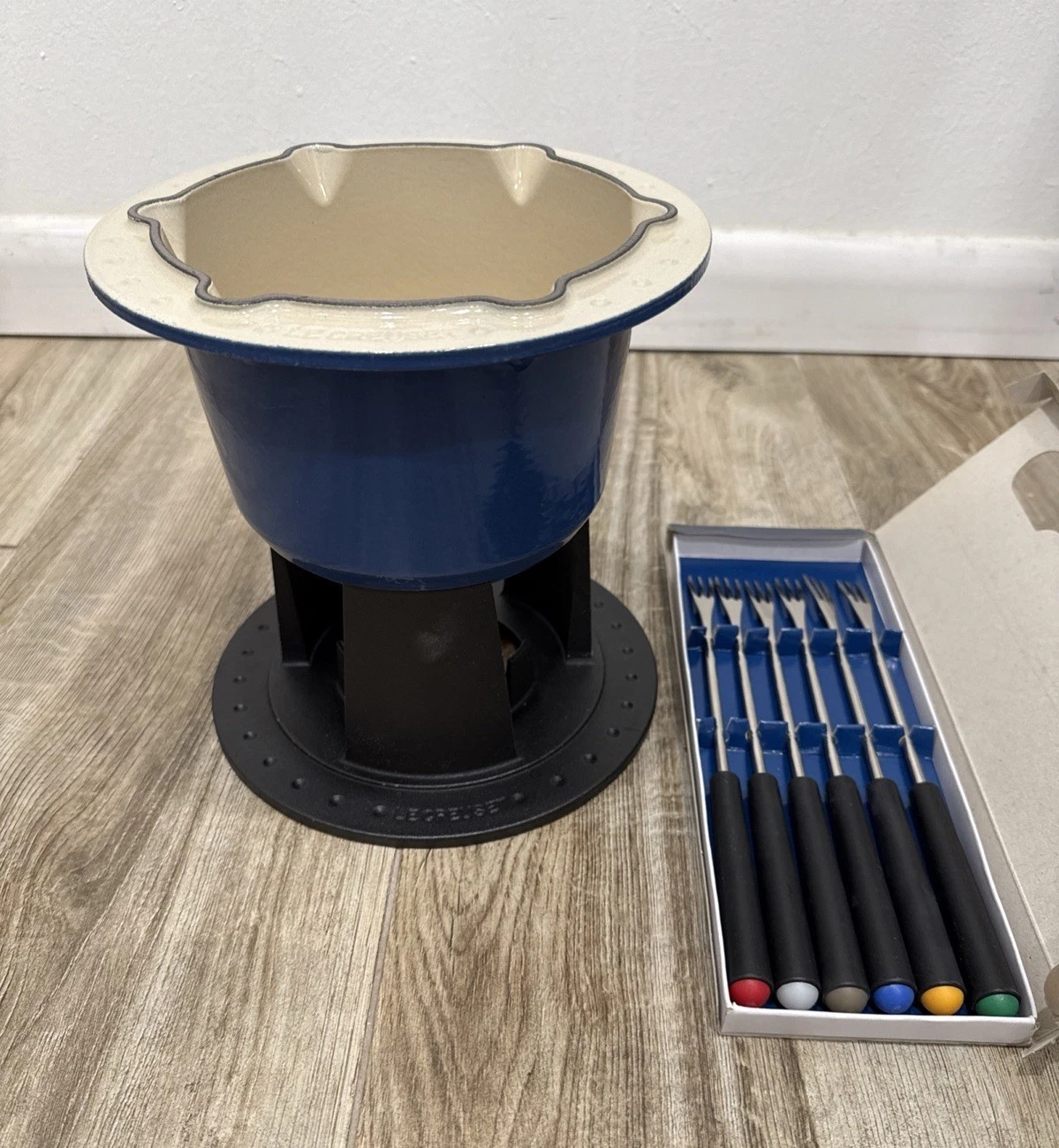 LeCreuset Table Top Compact Fondue Set Blue Cast Iron 6 Forks - NO BURNER - EUC
Opens in a new windo