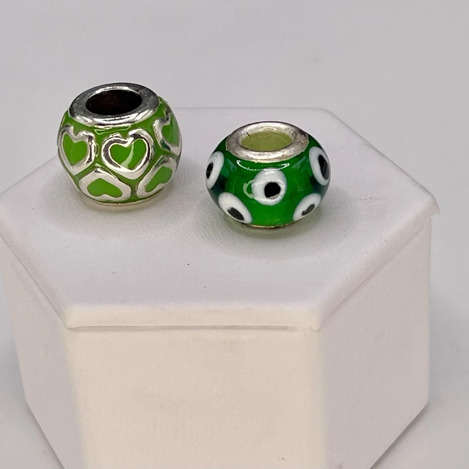 Lote de 2 dijes Add-A-Bead punteados de vidrio verde esmalte corazón Brighton Foto 2 de 4