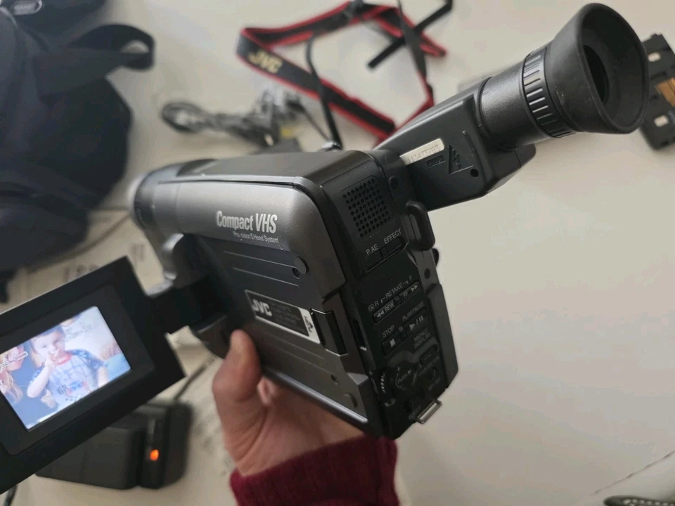 JVC GR-AXM225 Compact VHS Camcorder - Charger,Bag,3 Batt,Remote&Man((Used Once)) - Image 2 of 4