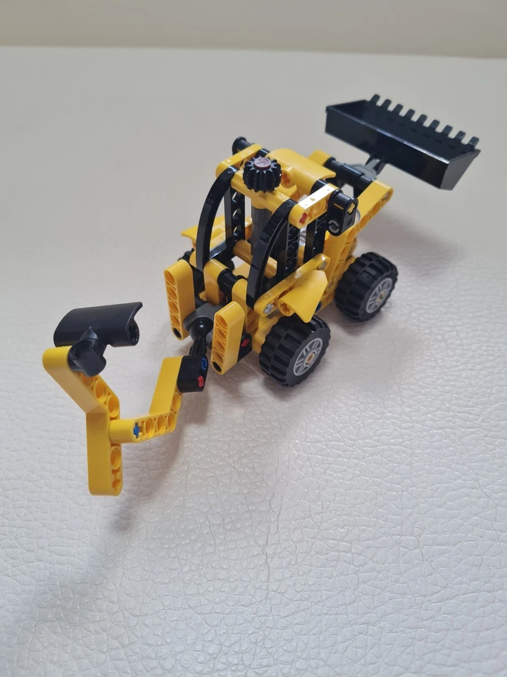 LEGO Technic 42197 Backhoe Loader, photo 4 of 5