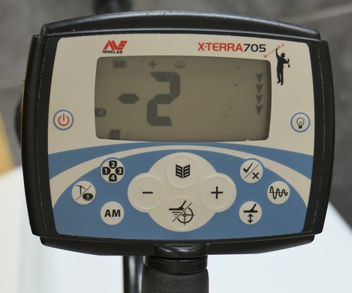 Minelab X-TERRA 705 Gold Pack Metalldetektor mit 10"x5" Spule. Top, verpackt