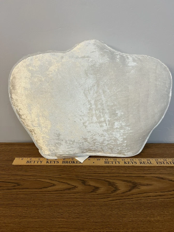 Almohada animal Betsey Johnson RARA, corona estampada blanca suave Foto 2 de 3