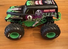 Monster Truck Jam Grave Digger RC Car 1:15 Scale USB Charge Spin Master