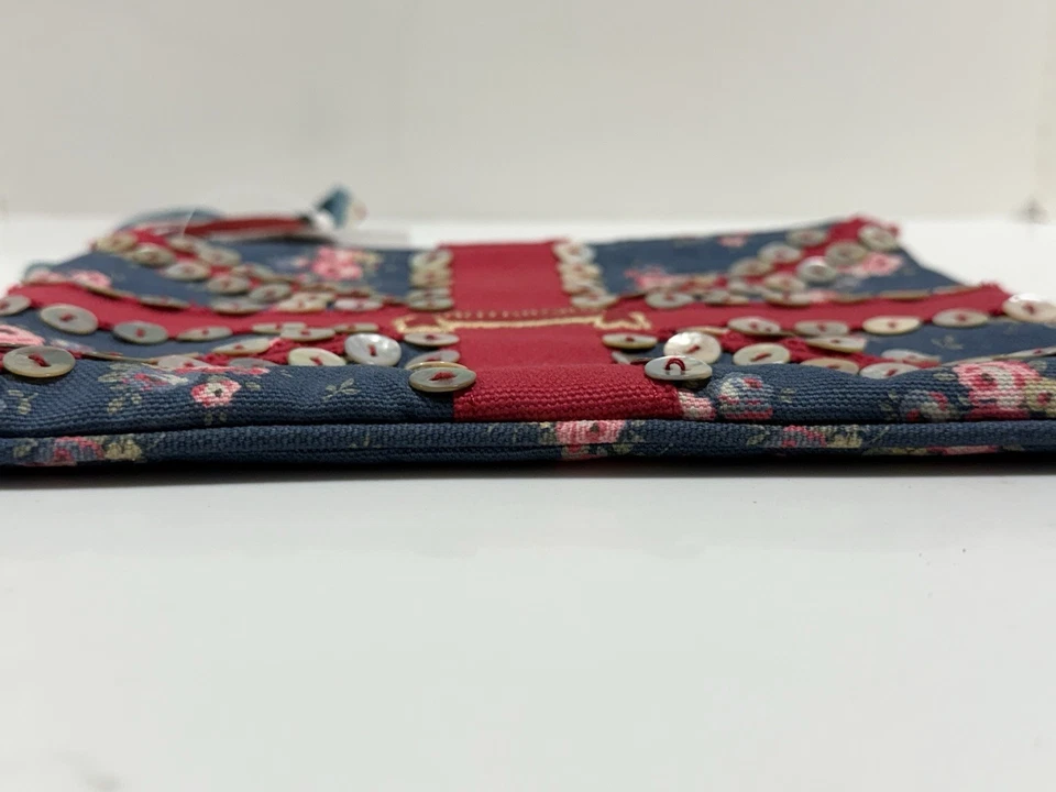 Nuevo con etiquetas Bolso sin asas Cath Kidston Union Jack Floral con correa Azul Marino Rojo Rosa Botones Foto 3 de 4