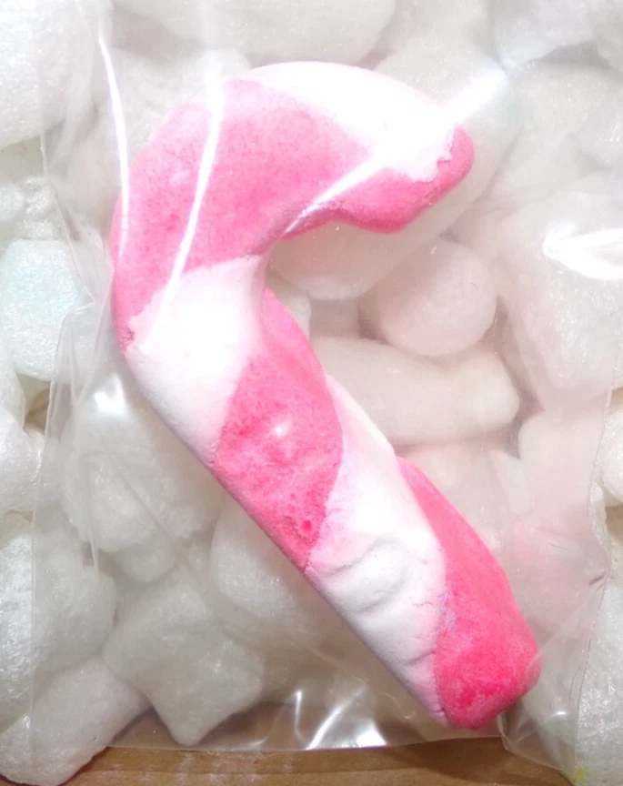 Lush ~ Candy Cane Bubble Bar - Image 2 of 2