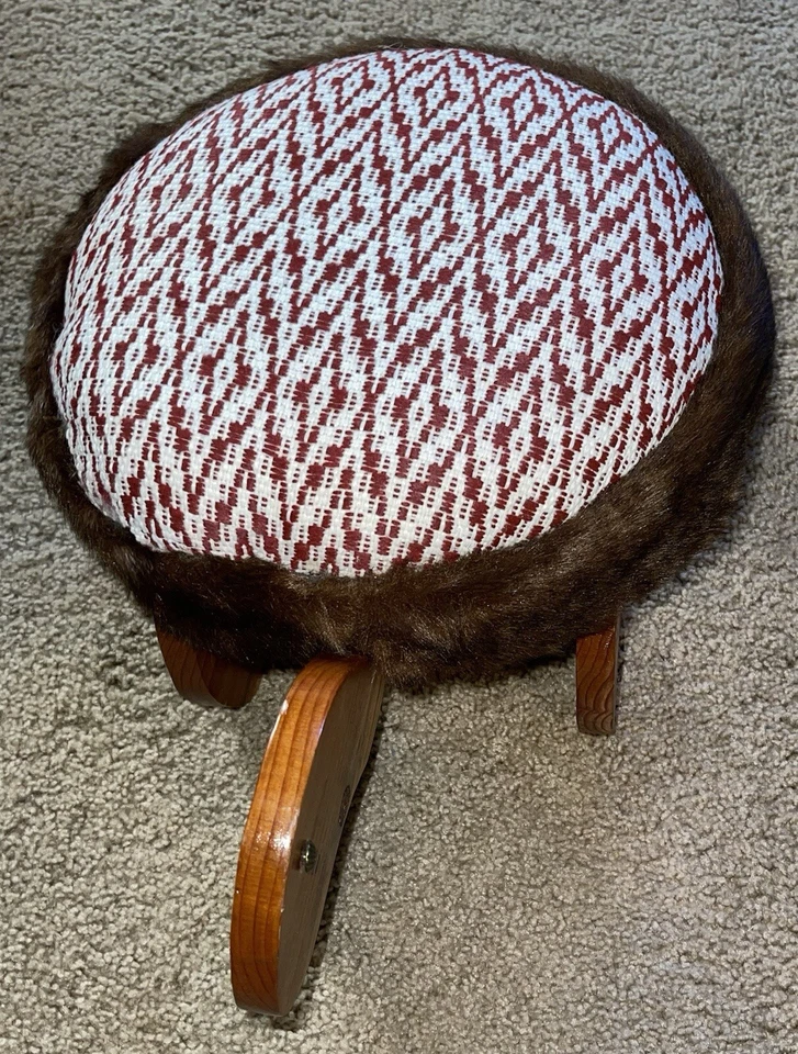 Taburete de madera vintage años 70 hecho a mano pie de tortuga 20”L X 9”H 12”W tapizado 6 Foto 4 de 4