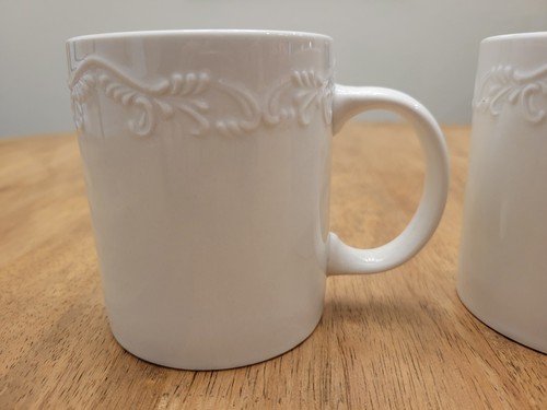 Dos Pfaltzgraff Everyday CHARLOTTE 10 OZ. Tazas de café - blancas con diseño en relieve - Imagen 8 de 9